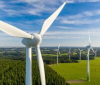 Ein Windpark, Nextwind hat sich eine Finanzierung von 1,8 Milliarden Euro für das Repowering von Windparks gesichert.