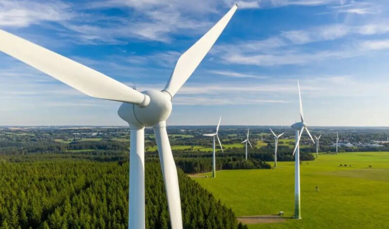 Ein Windpark, Nextwind hat sich eine Finanzierung von 1,8 Milliarden Euro für das Repowering von Windparks gesichert.