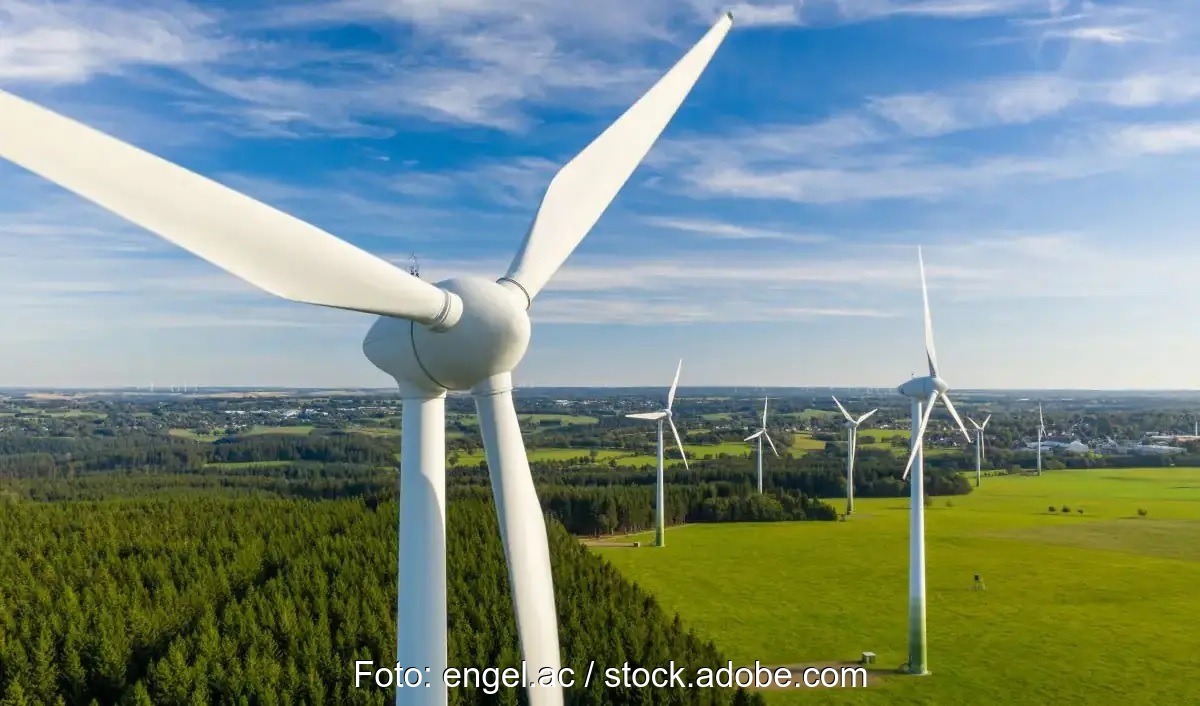 Ein Windpark, Nextwind hat sich eine Finanzierung von 1,8 Milliarden Euro für das Repowering von Windparks gesichert.
