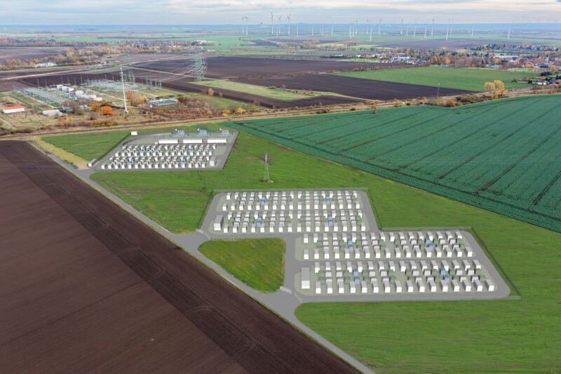 Rendering zeigt drei Flächen mit Batteriespeichern im grünen Flachland.