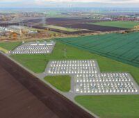 Grafik zeigt großes Batteriespeicherprojekt im Flachland.