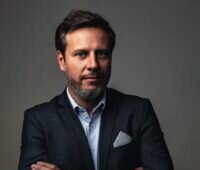 Portraitfoto von Dennnis Rendschmidt vom VDMA zum Interview über Windenergie