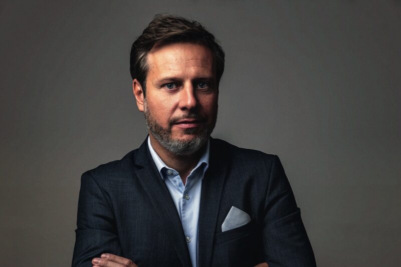 Portraitfoto von Dennnis Rendschmidt vom VDMA zum Interview über Windenergie