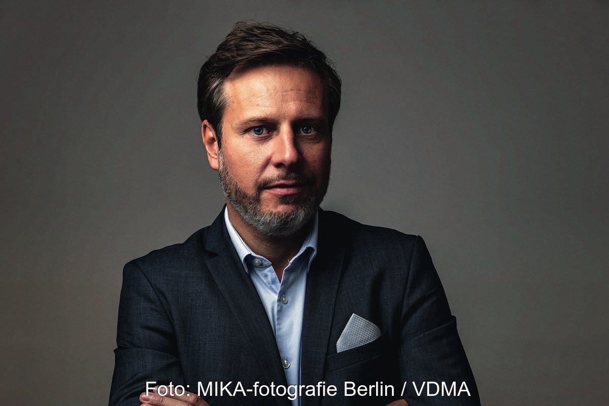 Portraitfoto von Dennnis Rendschmidt vom VDMA zum Interview über Windenergie