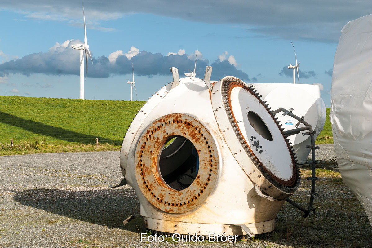 Teil von Windenergie-Anlage liegt auf Boden, Symbol für Repowering von Windpark.