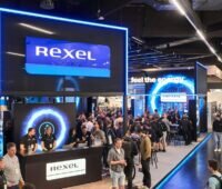Im Bild ein Messestand des Elektrogroßhandels Rexel Germany, der sein Photovoltaik Programm auf der Intersolar 2024 zeigt.