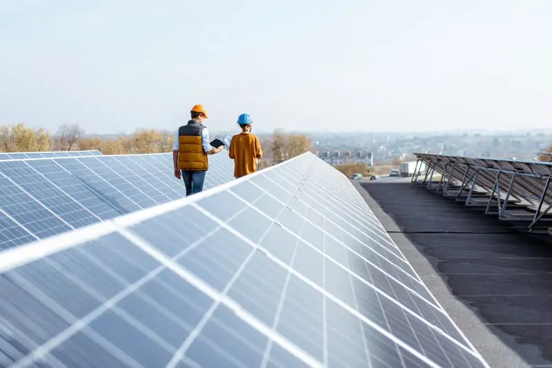 Photovoltaik-Anlange auf einem Flachdach. Rheinland-Pfalz führt eine Solarpflicht für Gewerbe-Neubauten ein.