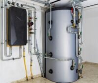 Ein verrohrter Pufferspeicher, VDI legt Richtlinie VDI 4657 Blatt 2 thermische Energiespeicher vor.