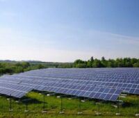 Zu sehen ist ein Photovoltaik-Solarpark, der bei einem Defekt von einen Photovoltaik-Module von Rinovasol saniert werden könnte.
