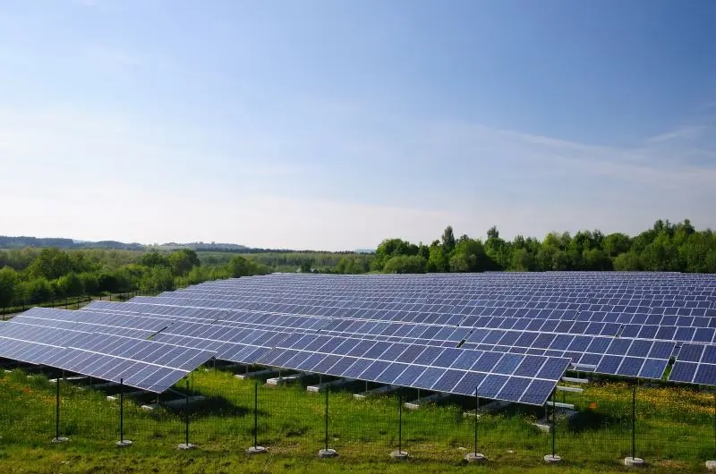 Zu sehen ist ein Photovoltaik-Solarpark, der bei einem Defekt von einen Photovoltaik-Module von Rinovasol saniert werden könnte.