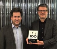 Zu sehen sind Ritter-Beiratsvorsitzender Moritz Ritter und Ritter-Geschäftsführer Matthias Johler, mit dem Preis vom Innovationswettbewerb Top 100.