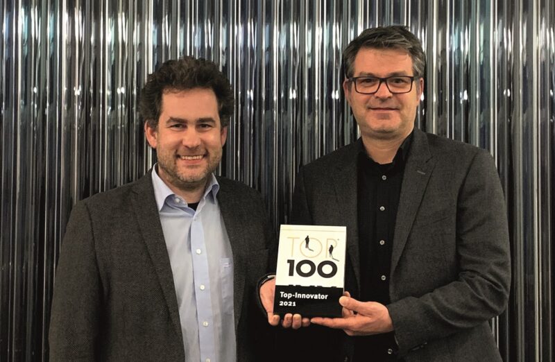 Zu sehen sind Ritter-Beiratsvorsitzender Moritz Ritter und Ritter-Geschäftsführer Matthias Johler, mit dem Preis vom Innovationswettbewerb Top 100.