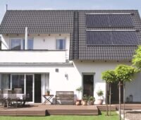 Im Bild ein Haus mit Vakuumröhrenkollektoren von Paradigma, der Marke von Ritter Energie.