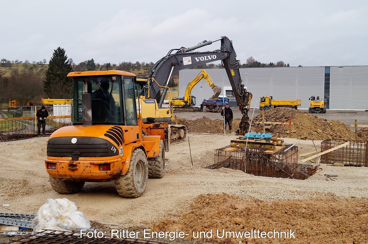 Zu sehen ist ein Bagger auf der Baustelle für die Heizzentrale, in die die größte Solarthermie-Dachanlage Deutschlands die Wärme einspeisen soll.