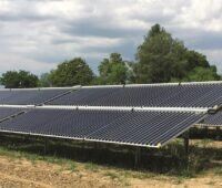 Im Bild eine Solarthermie-Großanlage, für die der Anbieter der schlüsselfertigen Anlage einen Garantieertrag mit dem Kunden vereinbart hat.
