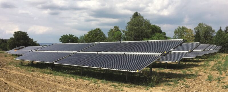 Im Bild eine Solarthermie-Großanlage, für die der Anbieter der schlüsselfertigen Anlage einen Garantieertrag mit dem Kunden vereinbart hat.