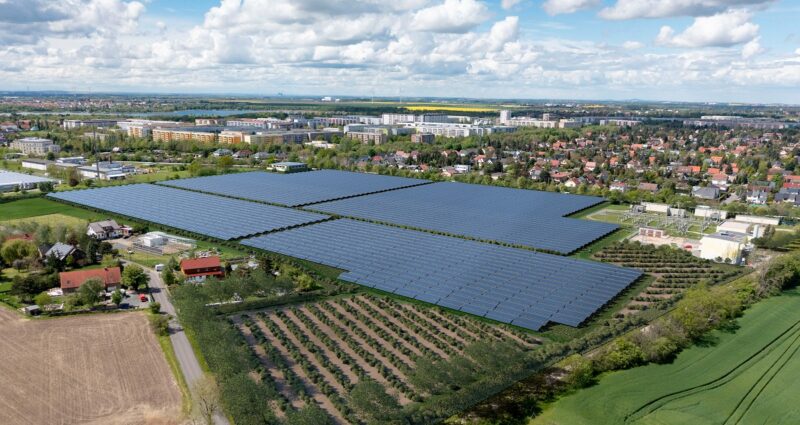 Zu sehen ist eine Animation, die die geplante größte Solarthermie-Anlage Deutschlands in Leipzig zeigt.