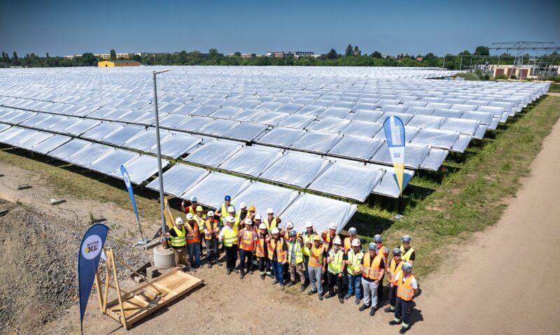 Das Team der Solarthermie-Großanlage Leipzig West vor dem vollendeten Kollektorfeld.