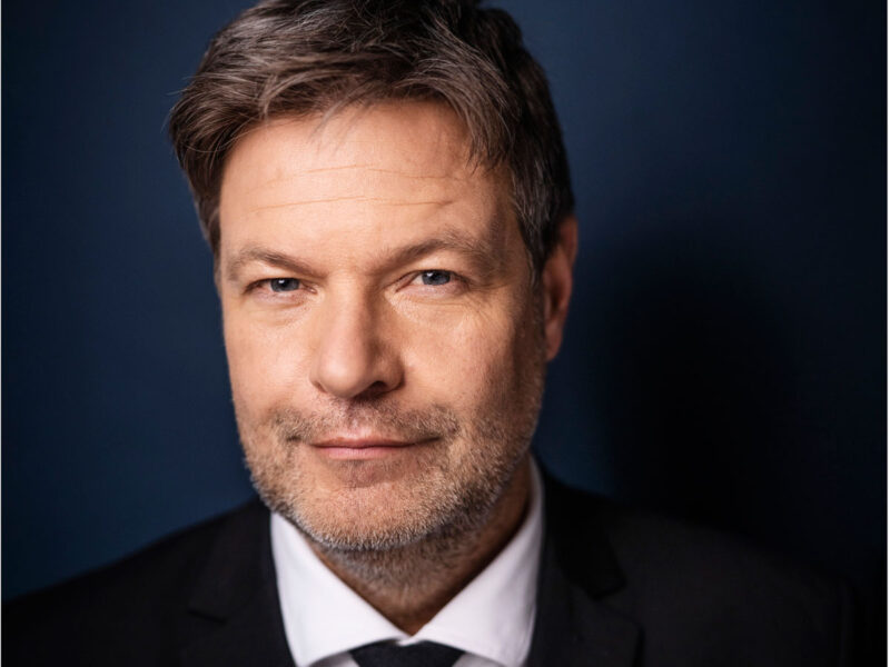 Portrait Robert Habeck - der Minister führete heute ein Gespräch mit Photovoltaik- und Windenergie-Unternehmen