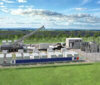 Eine Illustration von Rolls-Royce zeigt den Bau vom Strom-Großspeicher, im Hintergrund Windenergieanlagen und Photovoltaik.