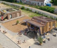 Luftaufnahme mehrerer Solarhäuser beim Solar Decathlon Europe in Wuppertal