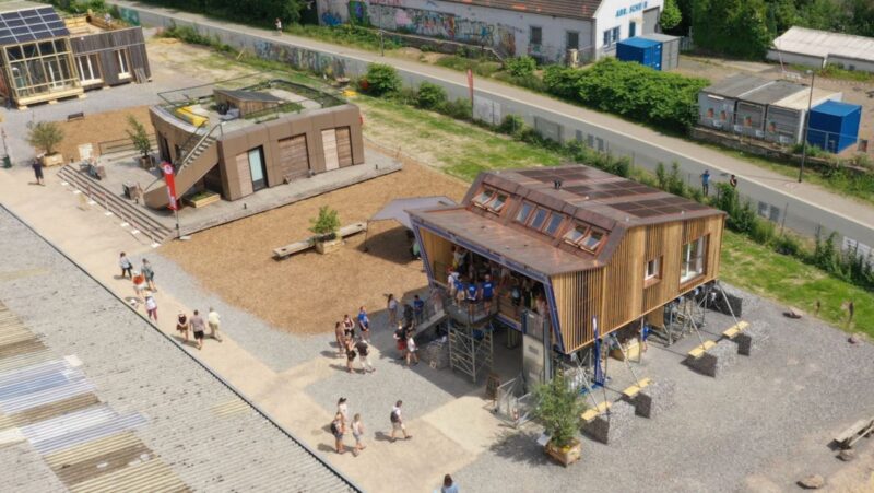 Luftaufnahme mehrerer Solarhäuser beim Solar Decathlon Europe in Wuppertal