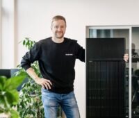 Roofit.Solar-CEO Andres Anijalg präsentiert ein schwarzes PV-Modul zur Dachintegration.