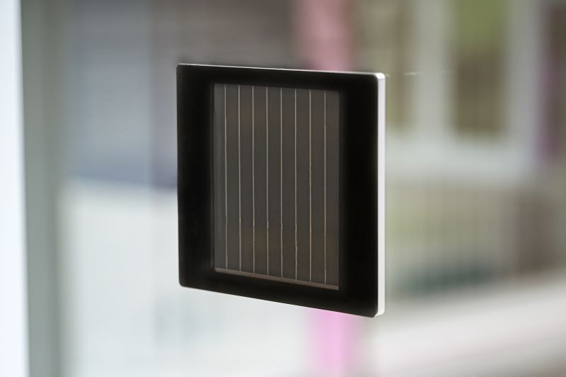 Rückseite eines kabellosen Displays mit einem organischen Solarmodul.