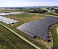 Als bisher größtes Photovoltaik-Projekt des Energieversorgers N-Ergie umfassen die beiden Solarparks im unterfränkischen Martinsheim eine Leistung von 29 MW.