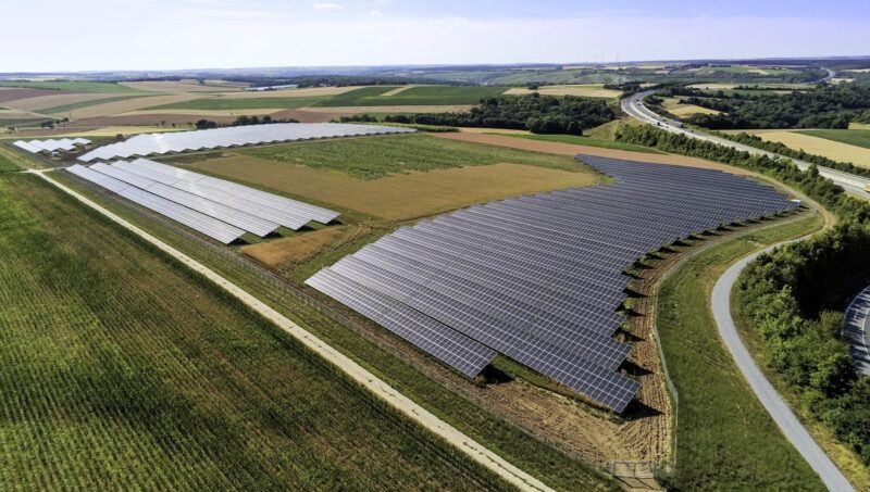 Als bisher größtes Photovoltaik-Projekt des Energieversorgers N-Ergie umfassen die beiden Solarparks im unterfränkischen Martinsheim eine Leistung von 29 MW.