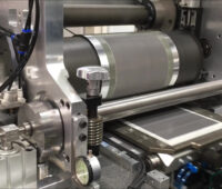 Eine Maschine schechichtet einen Siliziumwafer.