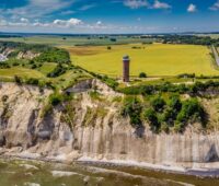 Das Bild zeigt das Kap Arcona auf Ruegen und im Hintergrund landwirtschaftliche Flächen - Symbolbild für Rügen und Photovoltaik.