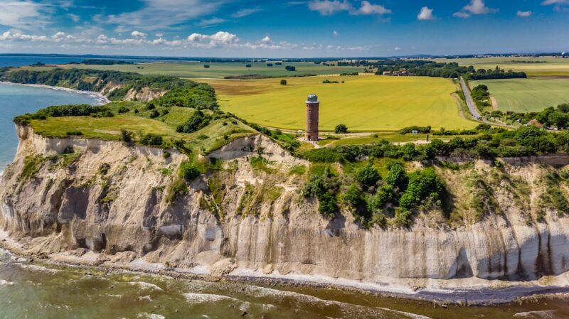 Das Bild zeigt das Kap Arcona auf Ruegen und im Hintergrund landwirtschaftliche Flächen - Symbolbild für Rügen und Photovoltaik.