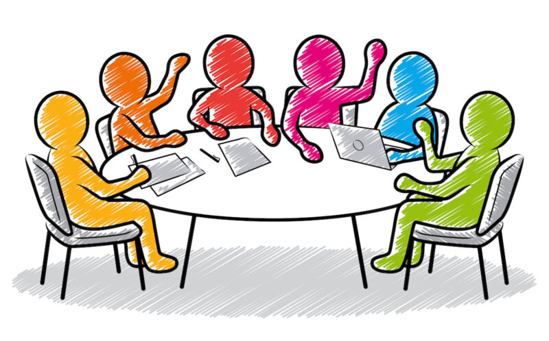 Farbige Strichmännchen sitzen um einen Tisch- Roundtable-Format beim Produktionsgipfel