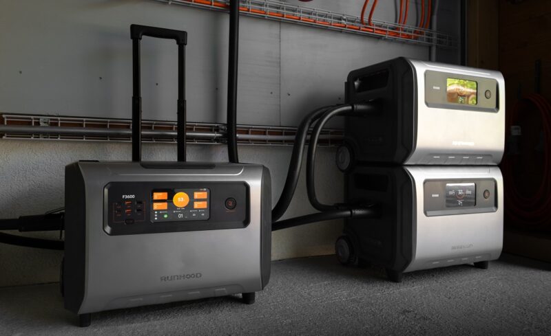Im Bild drei Speichermodule von Runhood, ein Batteriespeicher ist mobil nutzbar.