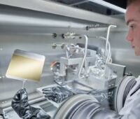 Zu sehen ist eine SALD-Anlage wie sie in der Fertigung von Perowskit-Solarzellen zum Einsatz kommen soll.