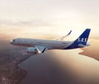 Flugzeug von SAS - die skandinavische Fluglinie will Flugzeugkraftstoff klimaneutral aus grünem Wasserstoff nutzen.