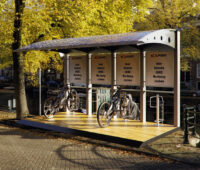 Photovoltaik-Bikeport mit zwei geparkten E-Bikes