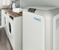 Solarbatterie von Senec in weißem Gehäuse neben Waschmaschine