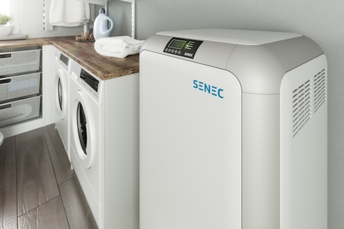 Solarbatterie von Senec in weißem Gehäuse neben Waschmaschine