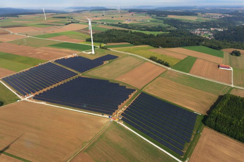 Luftbild eines Solarparkes nebst Windanlagen.