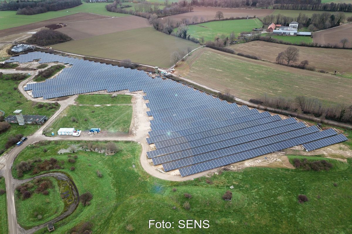 Luftbild einer Freiflächen-Solaranlage auf flachem Terrain.
