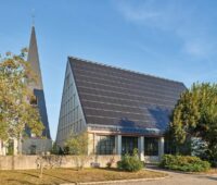 Zu sehen ist die Photovoltaik-Anlage auf dem Dach der Kirche St. Wunibald, Preisträger vom Architekturpreis Gebäudeintegrierte Solartechnik im Jahr 2020.