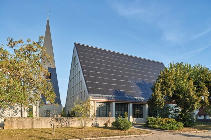 Zu sehen ist die Photovoltaik-Anlage auf dem Dach der Kirche St. Wunibald, Preisträger vom Architekturpreis Gebäudeintegrierte Solartechnik im Jahr 2020.