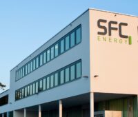 Gebäude in Abendsonne mit Schriftzug SFC - Sitz des Brennstoffzellen-Herstellers
