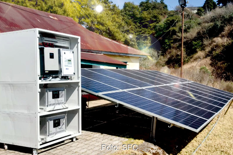 Vordergrund Brennstoffzelle, Hintergrund PV-Module