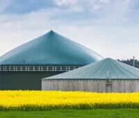 Zu sehen ist eine Biogasanlage. Diese brauchen nach der neuen EU-Energierichtlinie ein Nachhaltigkeitszertifikat für die Produktion der Rohstoffe.