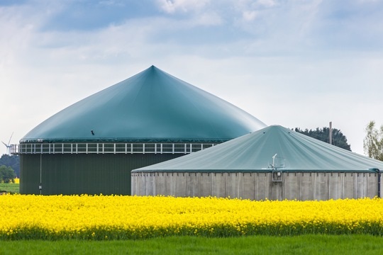 Zu sehen ist eine Biogasanlage. Diese brauchen nach der neuen EU-Energierichtlinie ein Nachhaltigkeitszertifikat für die Produktion der Rohstoffe.
