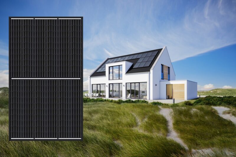 ZU sehen ist eine Fotomontage aus Haus mit PV-Dach und dem schwarzen Halbzellen-Photovoltaik-Modul von Sharp.
