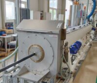 Laboreinrichtung, mit dem eine Erdwärmesonde geprüft wird.